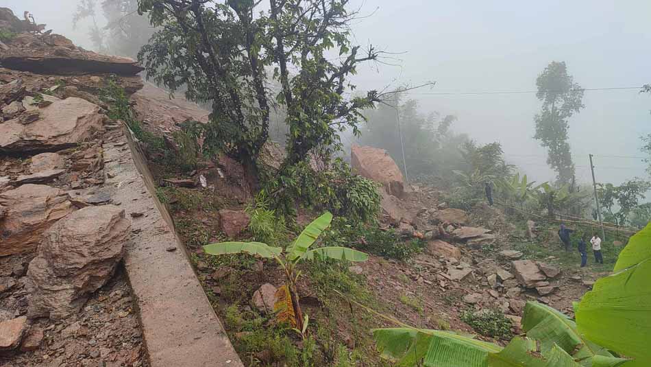 पहिरोले मध्यपहाडी लोकमार्ग अवरुद्ध भएपछि हलेसी आउने तीर्थालु अलपत्र