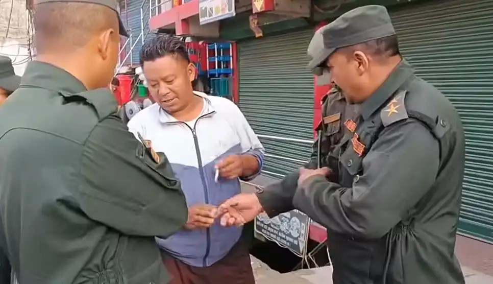 काठमाडौं महानगरमा सार्वजनिक स्थानमा धुम्रपान गर्नेलाई ५ सय जरिवाना