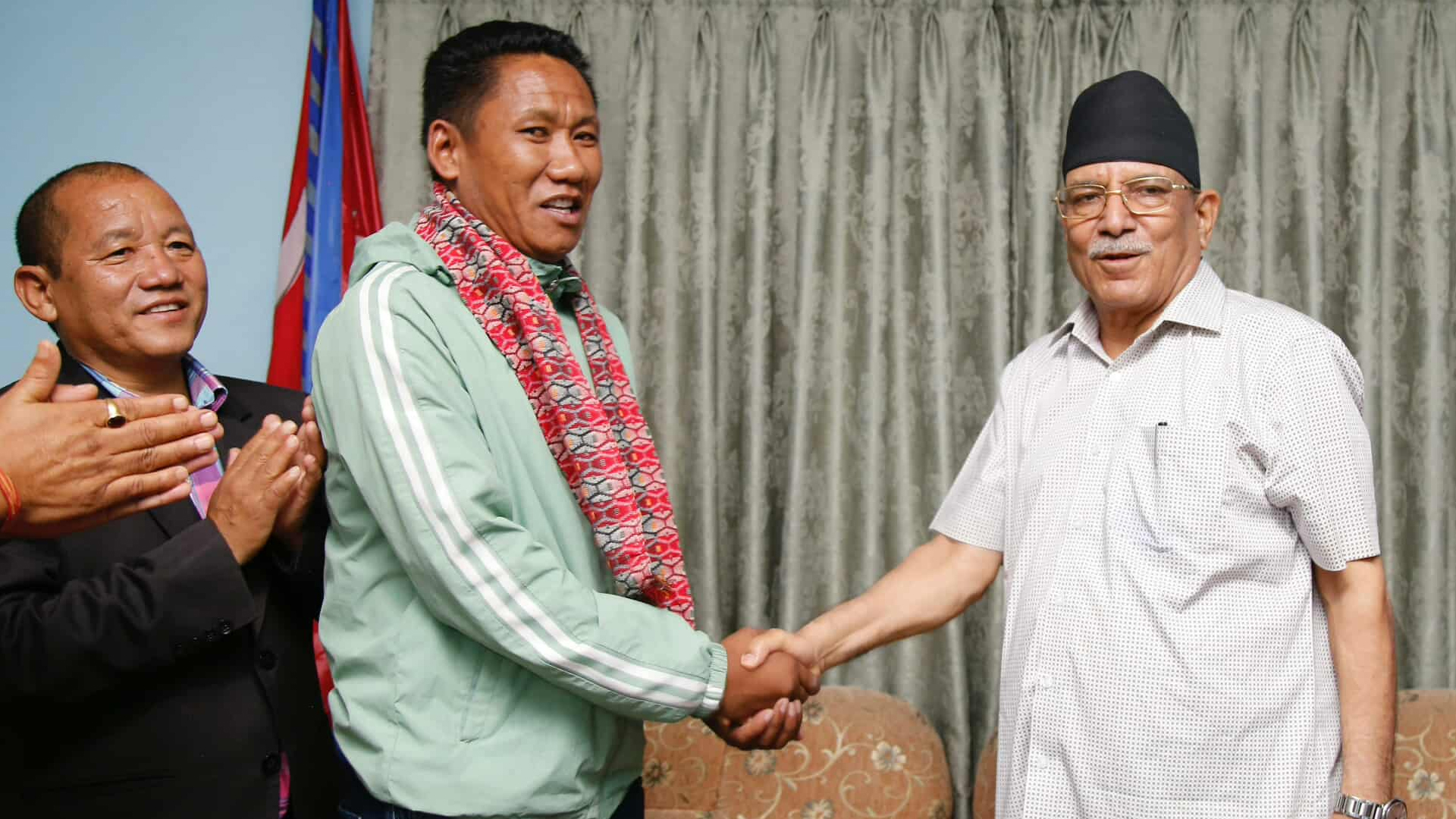 एमाले त्यागेर माओवादीमा प्रवेश, मालबहादुर बुढालाई प्रचण्डले गरे स्वागत