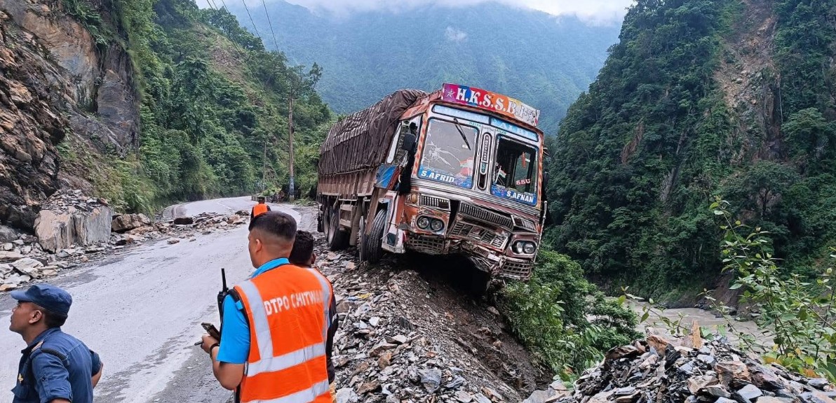 नारायणघाट–मुग्लिन सडकखण्डमा ट्रकमा ढुंगा खस्दा तीन घाइते