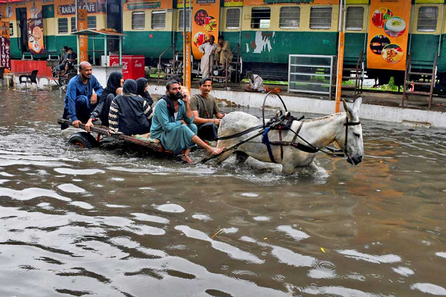 बाढीले पाकिस्तानमा हजारभन्दा बढी बेपत्ता 