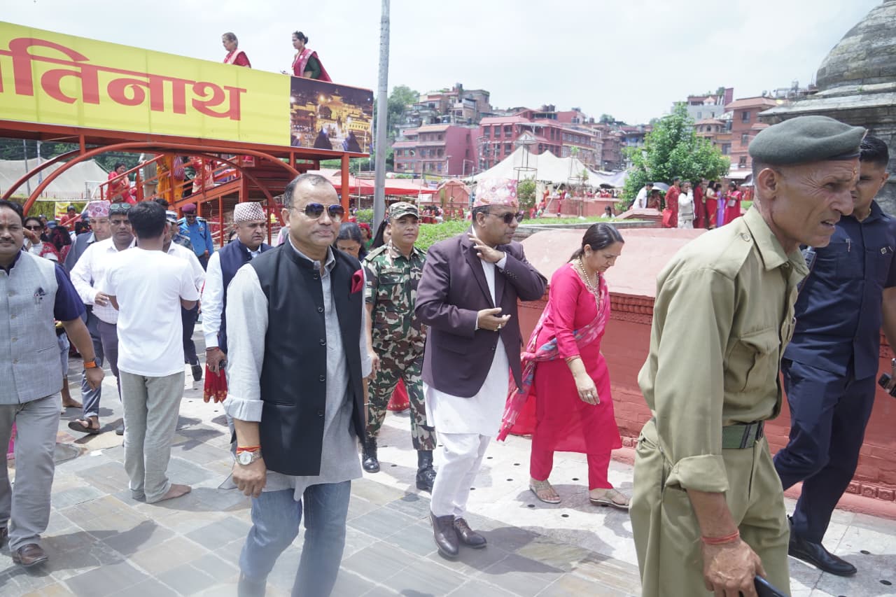 मन्त्री पाण्डेले पशुपतिनाथको दर्शनमा पुगेका भक्तजनहरुसँग भेटे