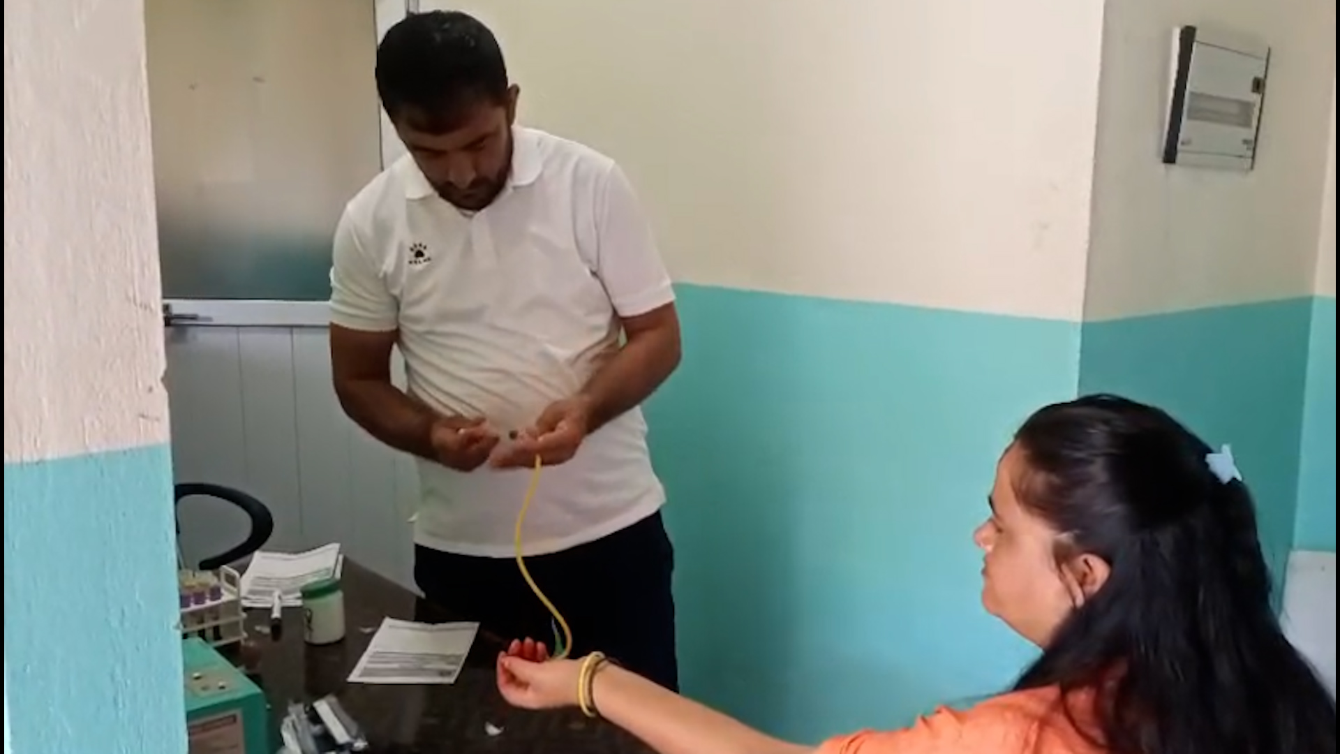 मन्थलीको आयुर्वेद तथा वैकल्पिक चिकित्सालयमा उपचार गर्न आउने बिरामीको सङ्ख्या बढ्दै