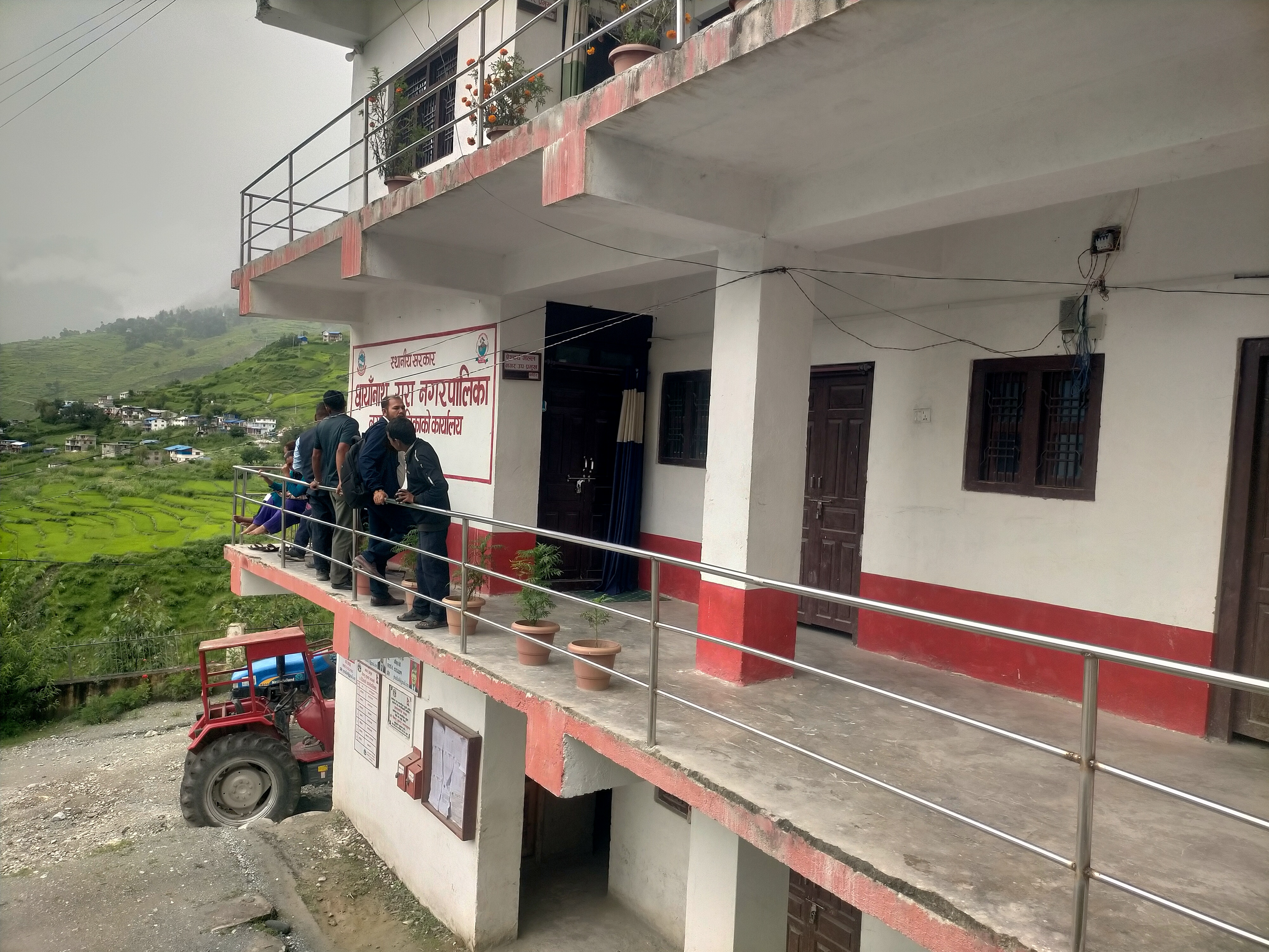छायाँनाथ रारा नगरपालिकामा वडा अध्यक्षहरुले लगाए ताला