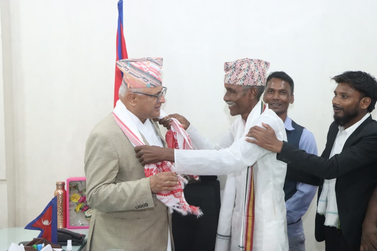 करम पूजा पर्वमा सार्वजनिक बिदा दिएपछि मुख्यमन्त्री कार्कीलाई सम्मान