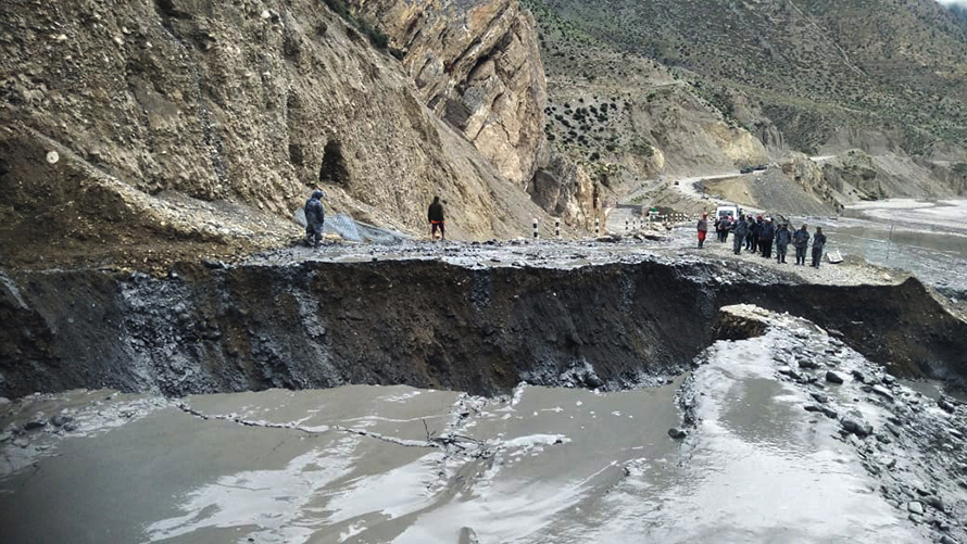 छुसाङ खण्डमा पहिरो, जोमसोम–कोरला सडक पूर्णरूपमा अवरुद्ध