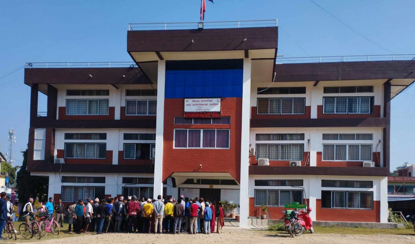 भूमिहीन सुकुम्वासीहरूद्वारा कैलालीको टीकापुर नगरपालिकामा तालाबन्दी