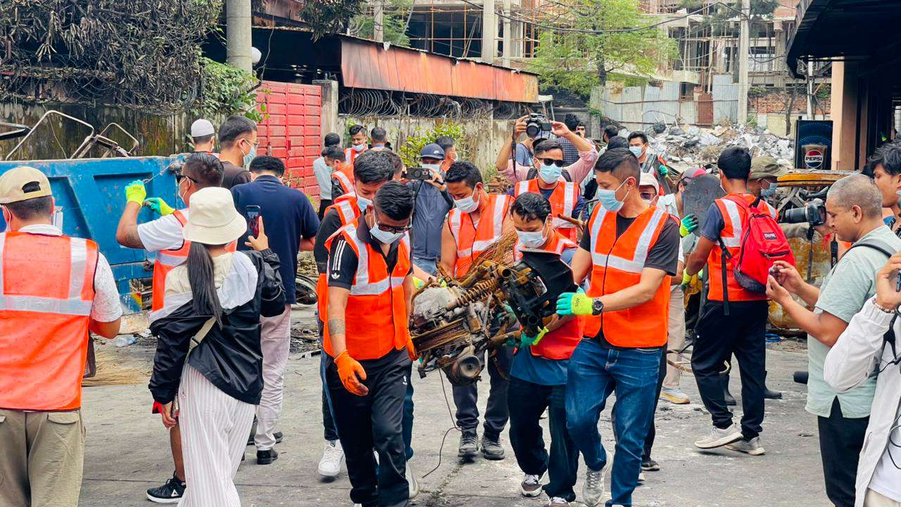आगजनी भएको यातायात व्यवस्था विभागमा जेन–जेड समूहद्वारा श्रमदान
