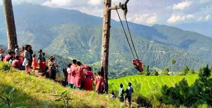 हराउँदै दसैँ, तिहारमा पिङ खेल्ने परम्परा