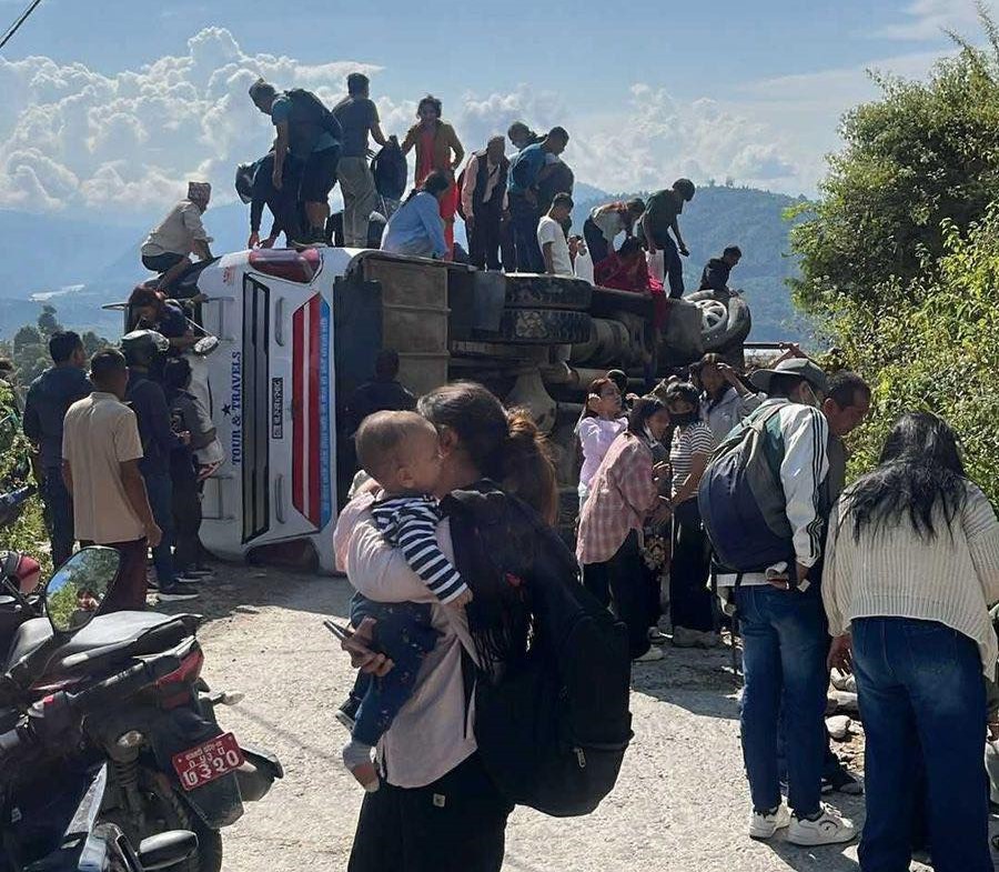 काठमाडौंबाट हेलम्बु जाँदै गरेको बस फटकशिलामा दुर्घटना