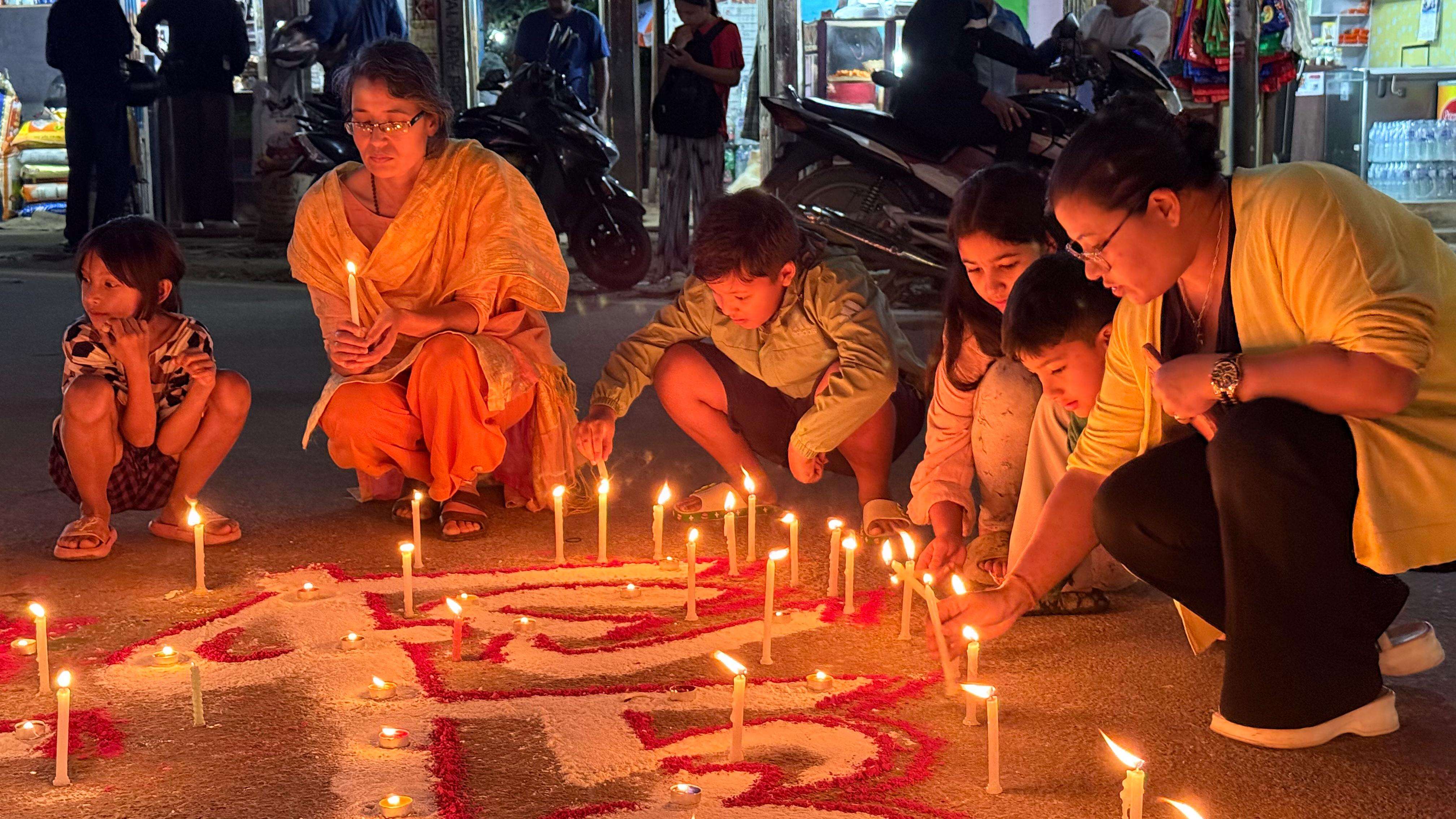 जेनजी आन्दोलनमा ज्यान गुमाएका शहीदहरूको सम्झनामा टौखेलमा दीप प्रज्वलन 