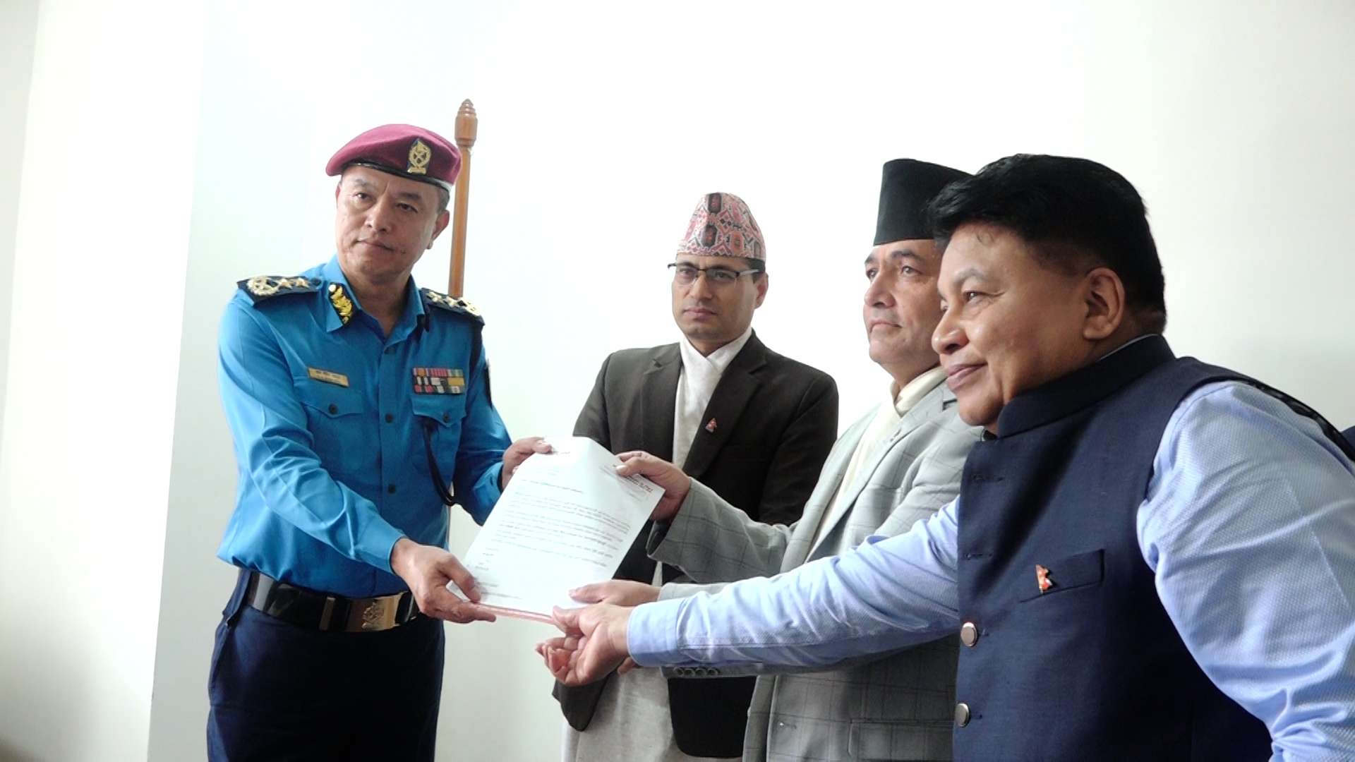 हिलटेक समूहद्वारा सरकारलाई पानी ट्याङ्की र ट्राफिक कोन सहयोग
