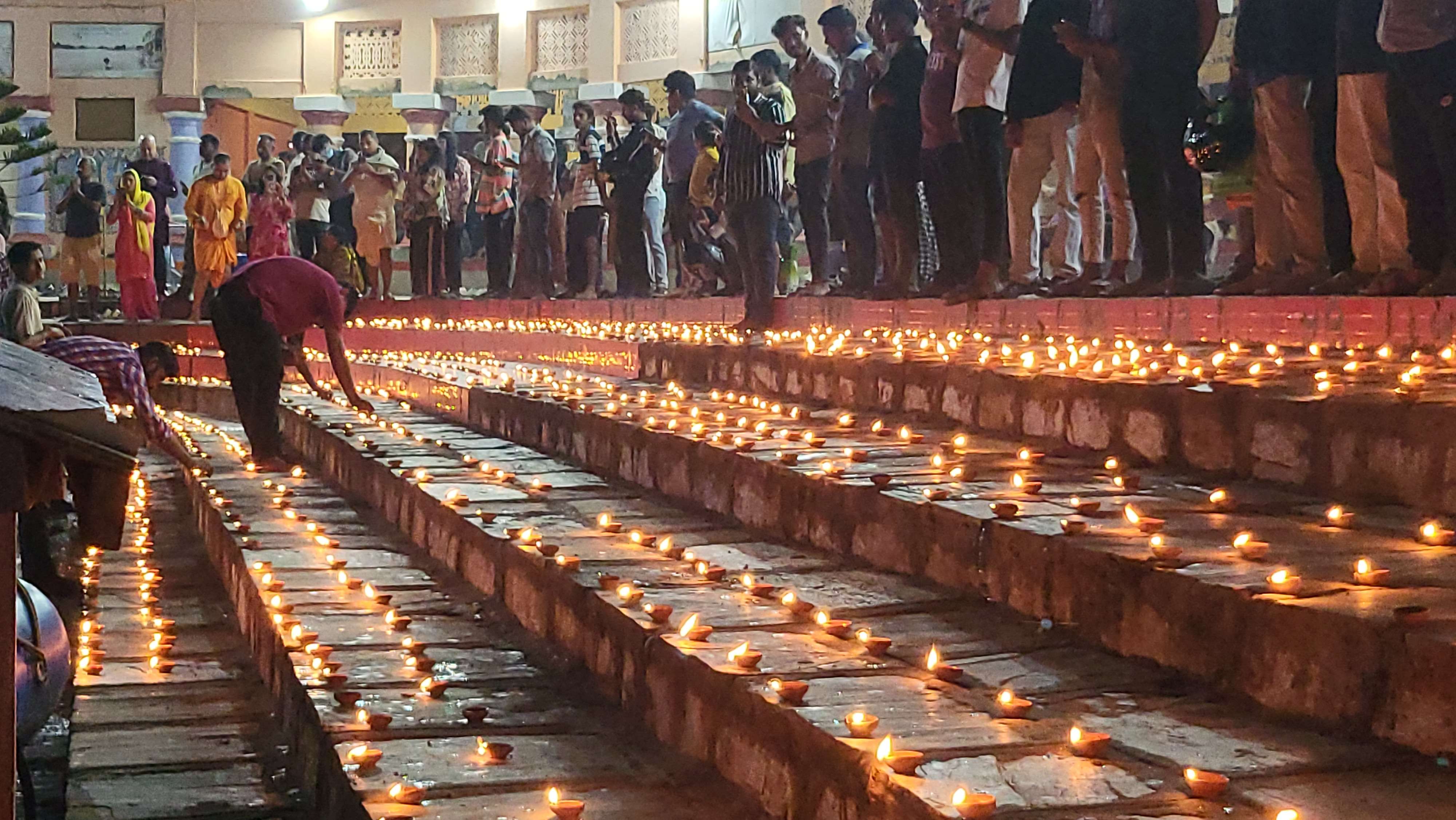 जेनजी आन्दोलनका शहीदप्रति जनकपुरधामवासीद्वारा दिप प्रज्जवलन गरी श्रद्धाञ्जली अर्पण