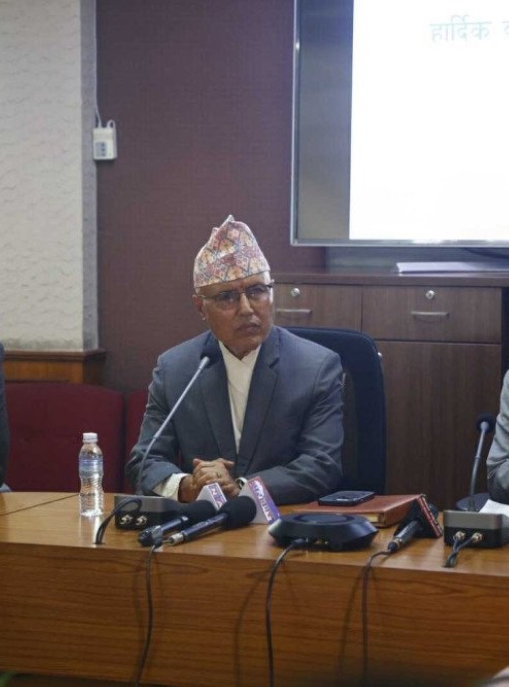 कर्मचारीले काम नगरे अर्थमन्त्री खनाललाई सिधै गुनासो पठाउन सकिने