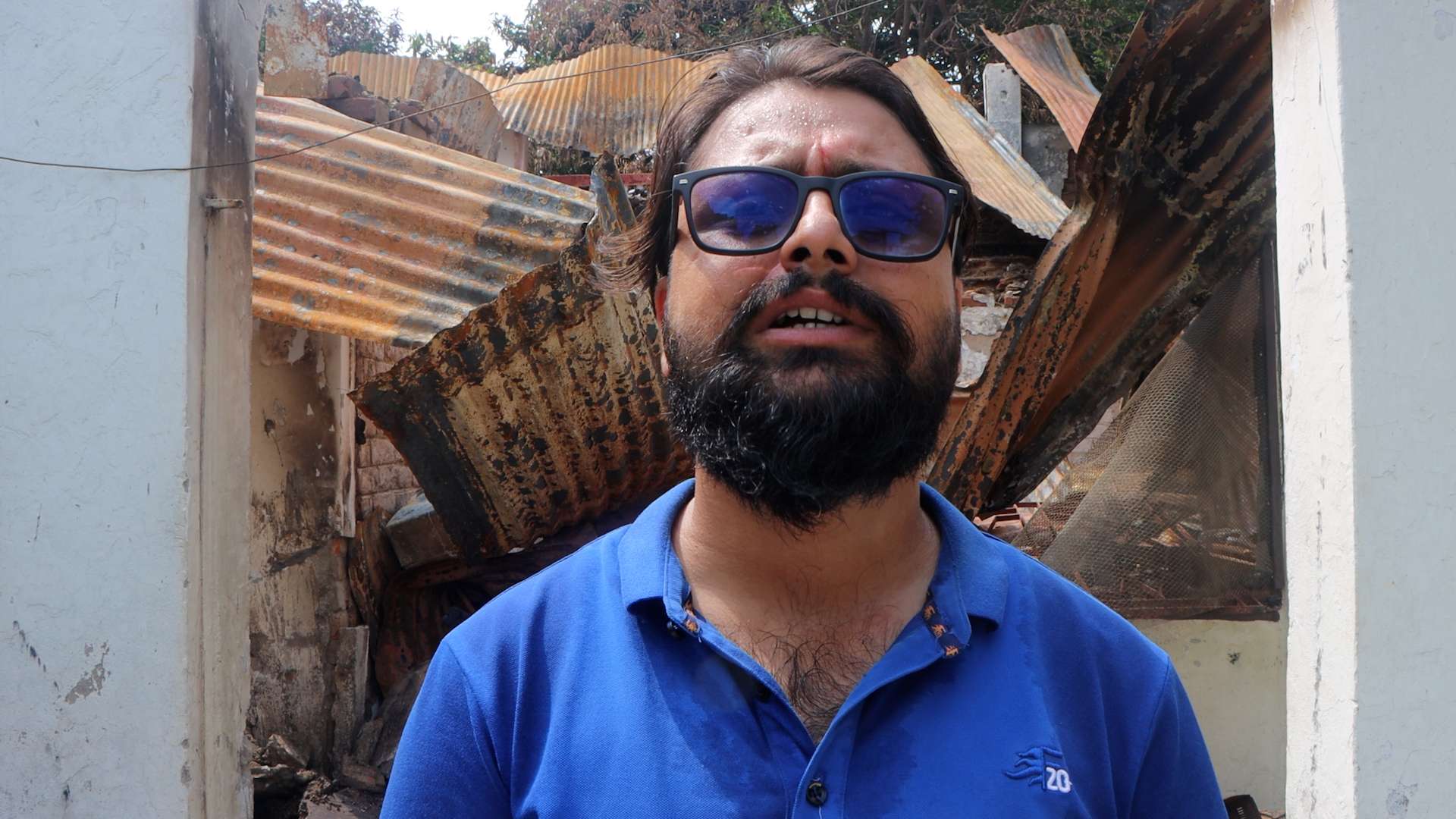 कोइराला निवासको खरानीमाथि उभिएर युवाहरु भन्छन्ः विचार कसैले मार्न सक्दैन्’ 