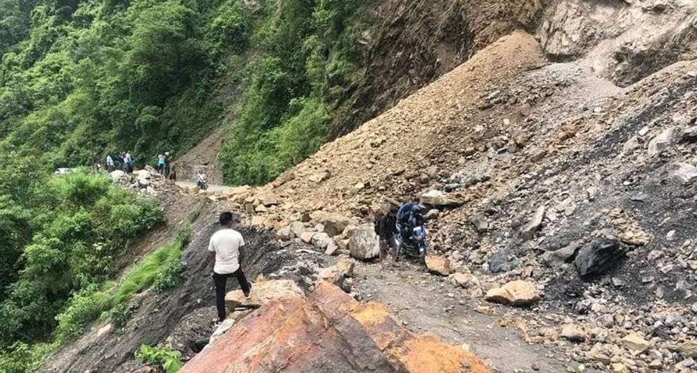 गगने भीरमा पहिरो खस्दा कर्णाली राजमार्ग अवरुद्ध 