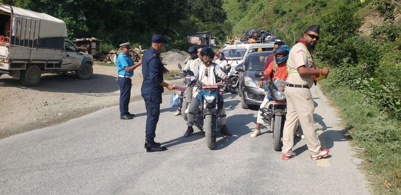 बिपी राजमार्गमा ट्राफिक सचेतना, यात्रुहरुलाई राम्रो व्यवहार गर्न सुझाव