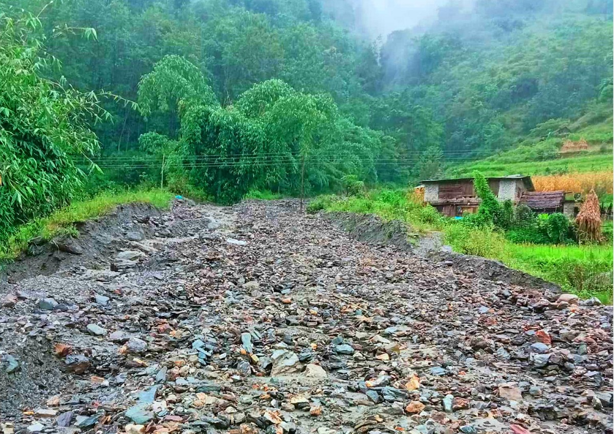 अविरल वर्षासंगै आएको बाढीले बुर्तिबाङ–पूर्वी रुकुम खण्ड अवरुद्ध