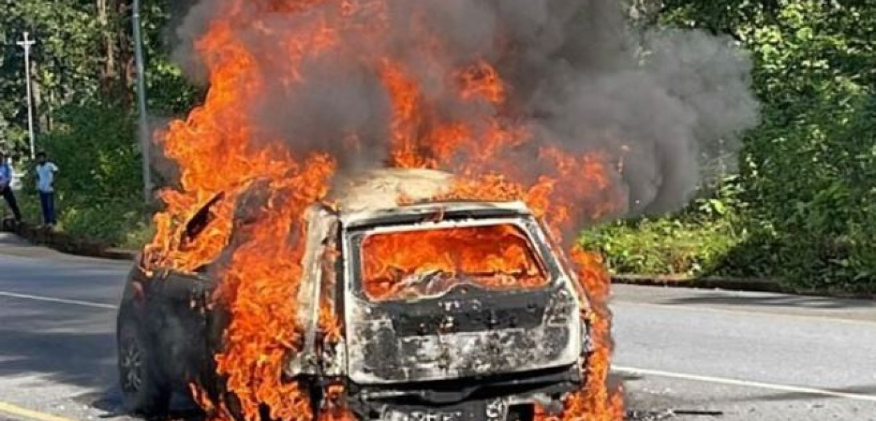 गुडिरहेको कारमा आगलागी, एक बालक सामान्य घाइते