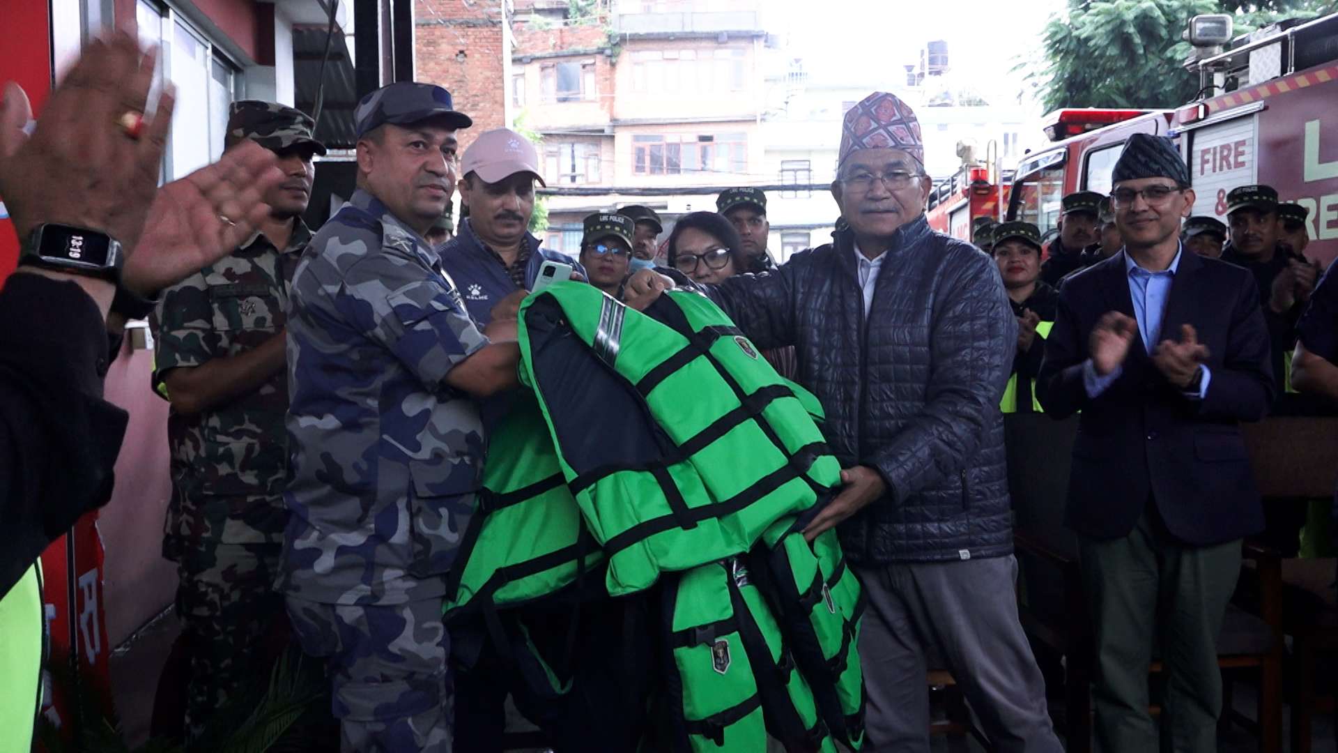ललितपुर महानगरद्वारा १५ लाख बराबरको सुरक्षा सामग्री हस्तान्तरण