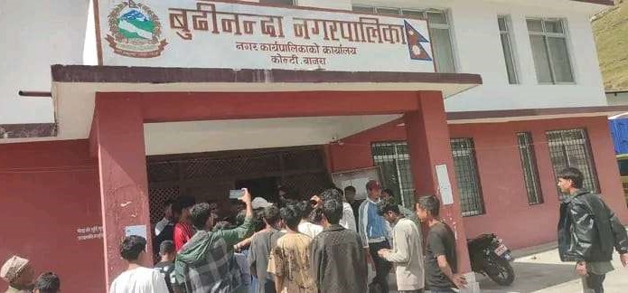बाजुराको बुढीनन्दा नगरपालिकामा युवाहरुले गरे तालाबन्दी 