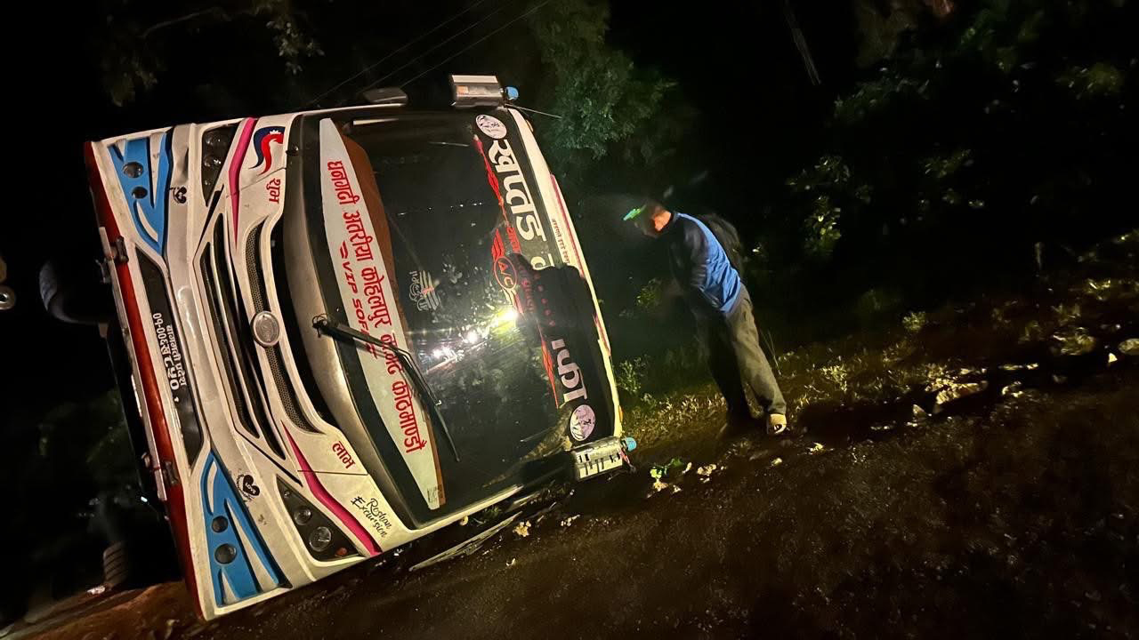 काठमाडौंबाट धनगढीका लागि छुटेको बस कपिलवस्तुमा दुर्घटना हुँदा एक जनाको मृत्यु, पाँच जना घाइते काठमाडौंबाट धनगढीका लागि छुटेको बस कपिलवस्तुमा दुर्घटना हुँदा एक जनाको मृत्यु, पाँच जना घाइते