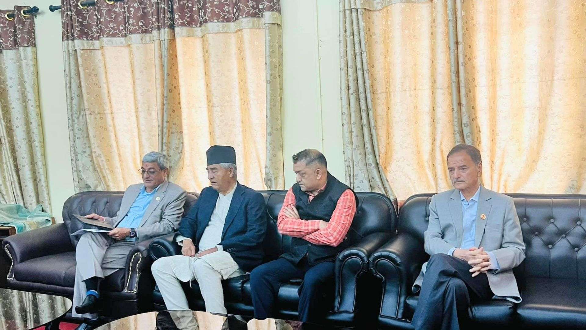 नेपाली कांग्रेसको पदाधिकारी बैठक बस्दै 