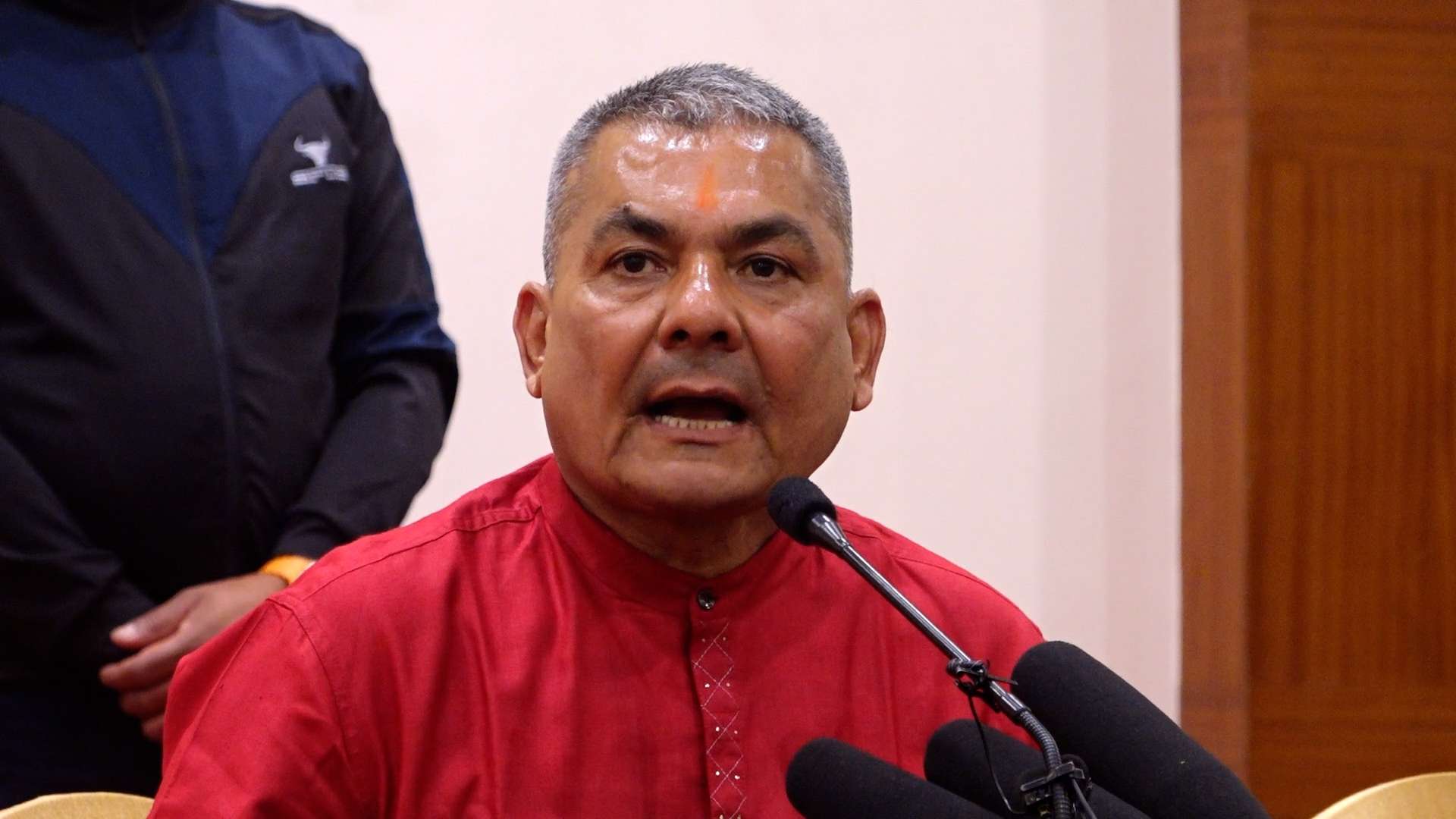 अरु कसैले देश बनाउने जिम्मा लिन्छ भने म देश छोड्न तयार छुः दुर्गा प्रसाईँ  अरु कसैले देश बनाउने जिम्मा लिन्छ भने म देश छोड्न तयार छुः दुर्गा प्रसाईँ