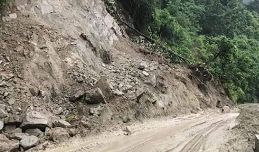 अविरल वर्षापछि आएको बाढी र पहिरोले राजमार्ग अवरुद्ध हुँदा नेपाल–चीन नाका बन्द