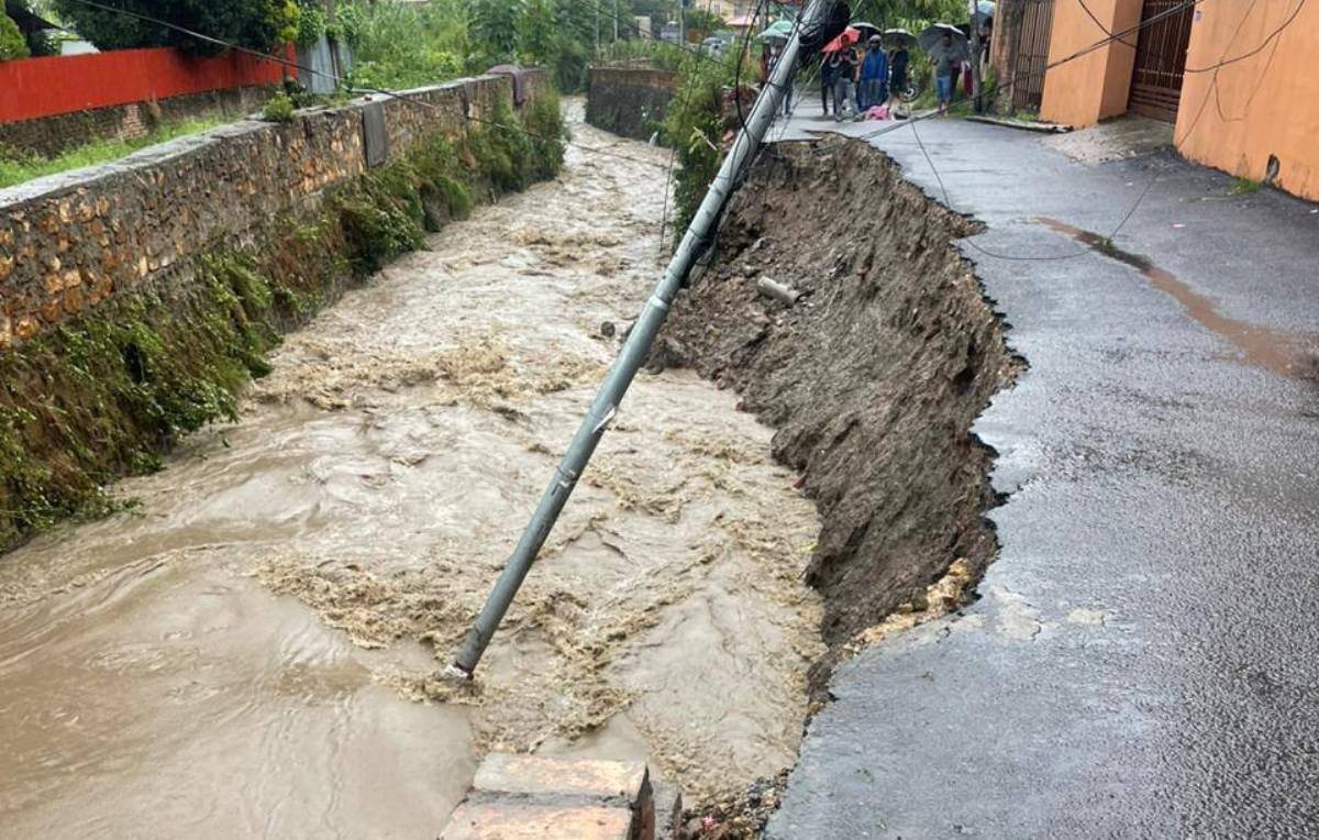 काठमाडौं–१४ मा सडक कटानले घरहरू जोखिममा, क्षति रोक्न प्रयास जारी
