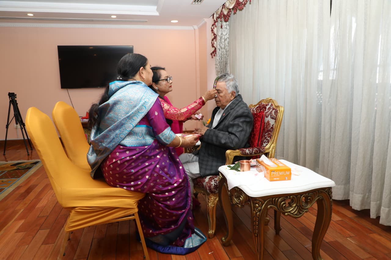 राष्ट्रपति पौडेलबाट शुभसाईतमा बहिनीहरूबाट तिहारको टीका ग्रहण 