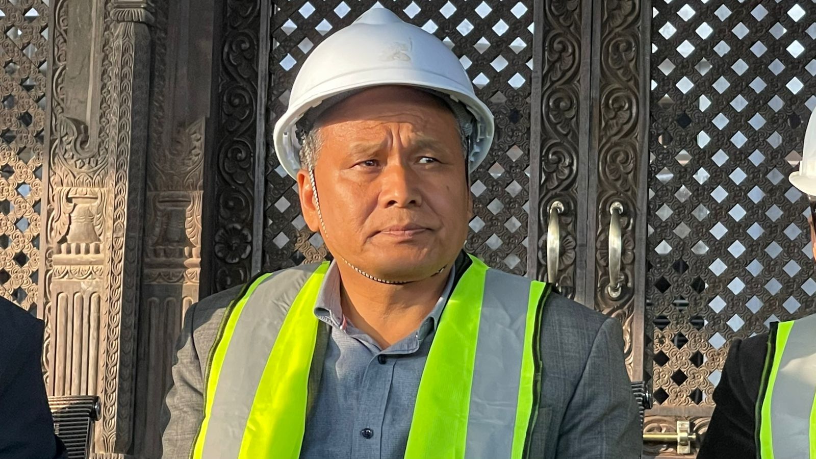 मन्त्री घिसिङद्वारा सिंहदरबारस्थित संघीय संसद भवनको स्थलगत निरीक्षण मन्त्री घिसिङद्वारा सिंहदरबारस्थित संघीय संसद भवनको स्थलगत निरीक्षण