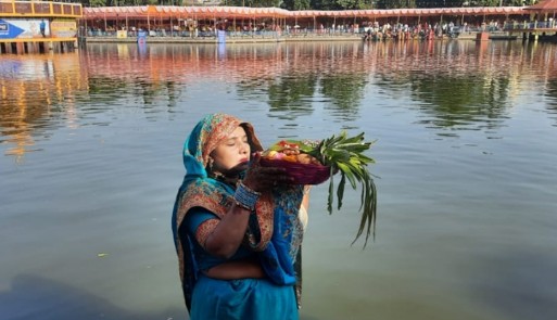 आज छठ पर्वको तेस्रो दिन : अस्ताउँदो सूर्यलाई विधिपूर्वक अर्घ्य दिइँदै आज छठ पर्वको तेस्रो दिन : अस्ताउँदो सूर्यलाई विधिपूर्वक अर्घ्य दिइँदै