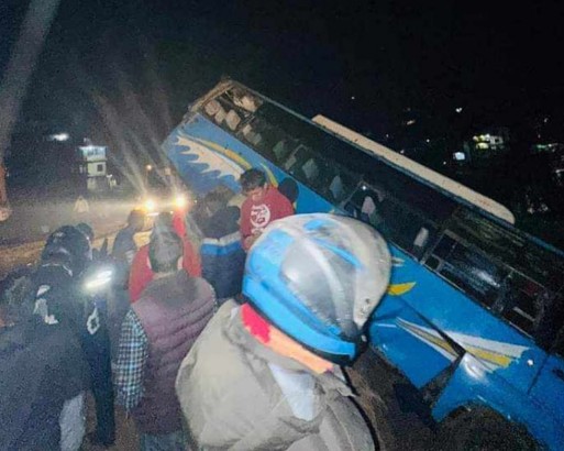झापामा बस दुर्घटना, १ जनाको मृत्यु, २१ घाइते झापामा बस दुर्घटना, १ जनाको मृत्यु, २१ घाइते