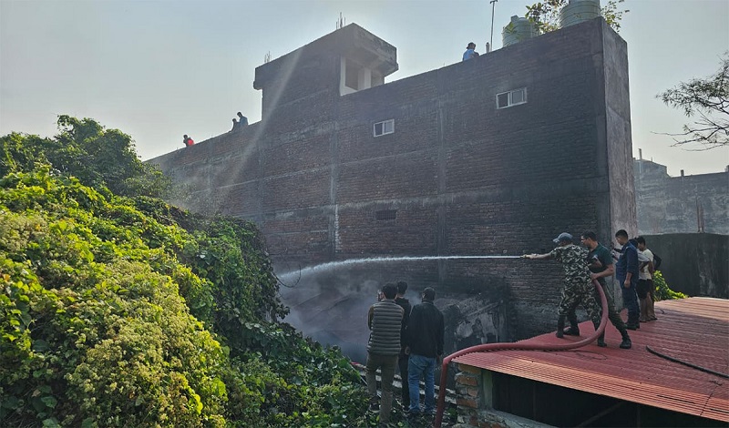 विराटनगरमा बिहानै ठूलो आगलागी, प्लास्टिक फोहोरको डंगुरबाट शुरू भएको आशंका