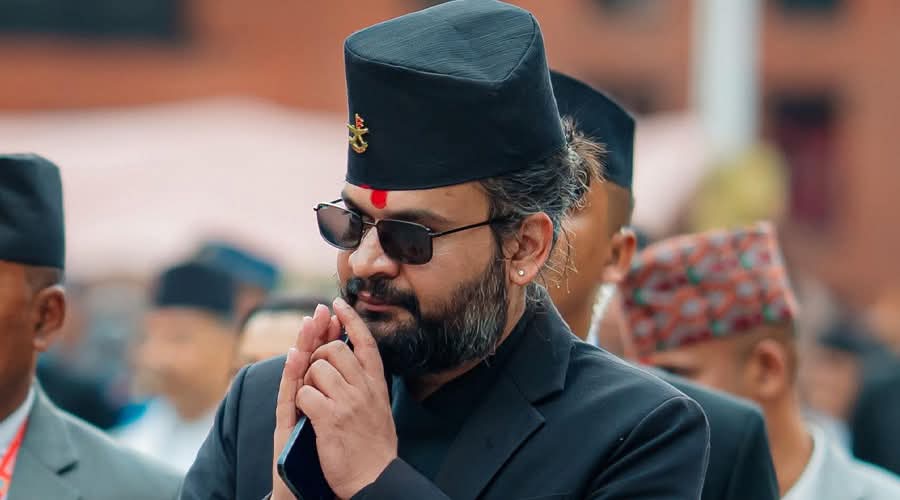 बालेनले हटाए स्टाटस, सञ्जालमा बहस 