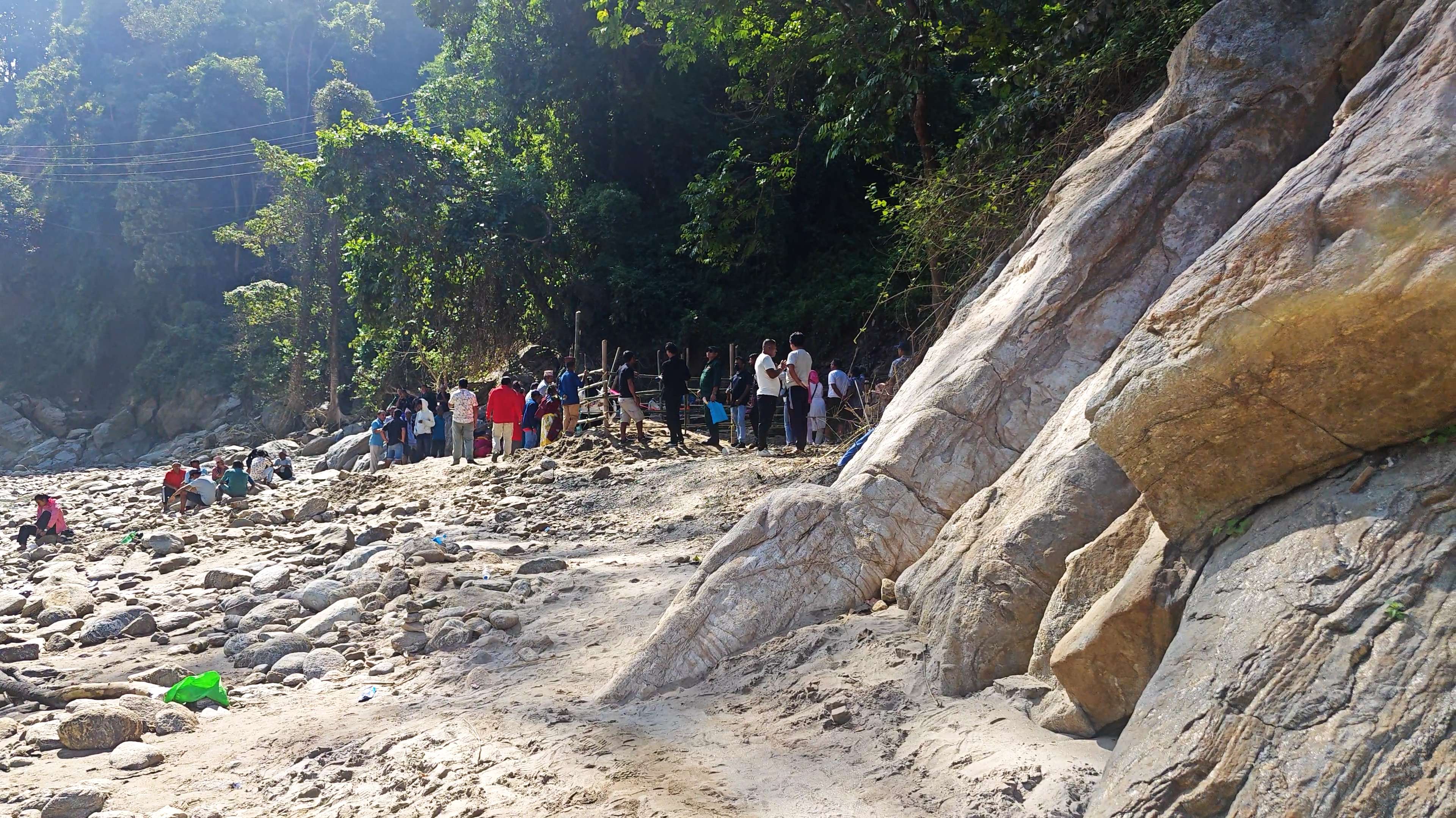 इलाम राजदूवालीमा ‘अद्भूत घट्ना’: ‘शिला’ हेर्नकै लागि मानिसहरु ओइरिए इलाम राजदूवालीमा ‘अद्भूत घट्ना’: ‘शिला’ हेर्नकै लागि मानिसहरु ओइरिए