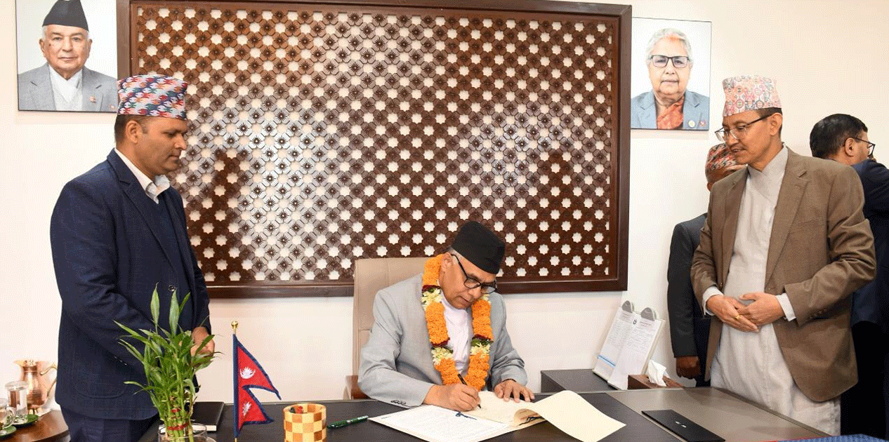 मुख्यसचिव अर्यालद्वारा पदबहाली मुख्यसचिव अर्यालद्वारा पदबहाली