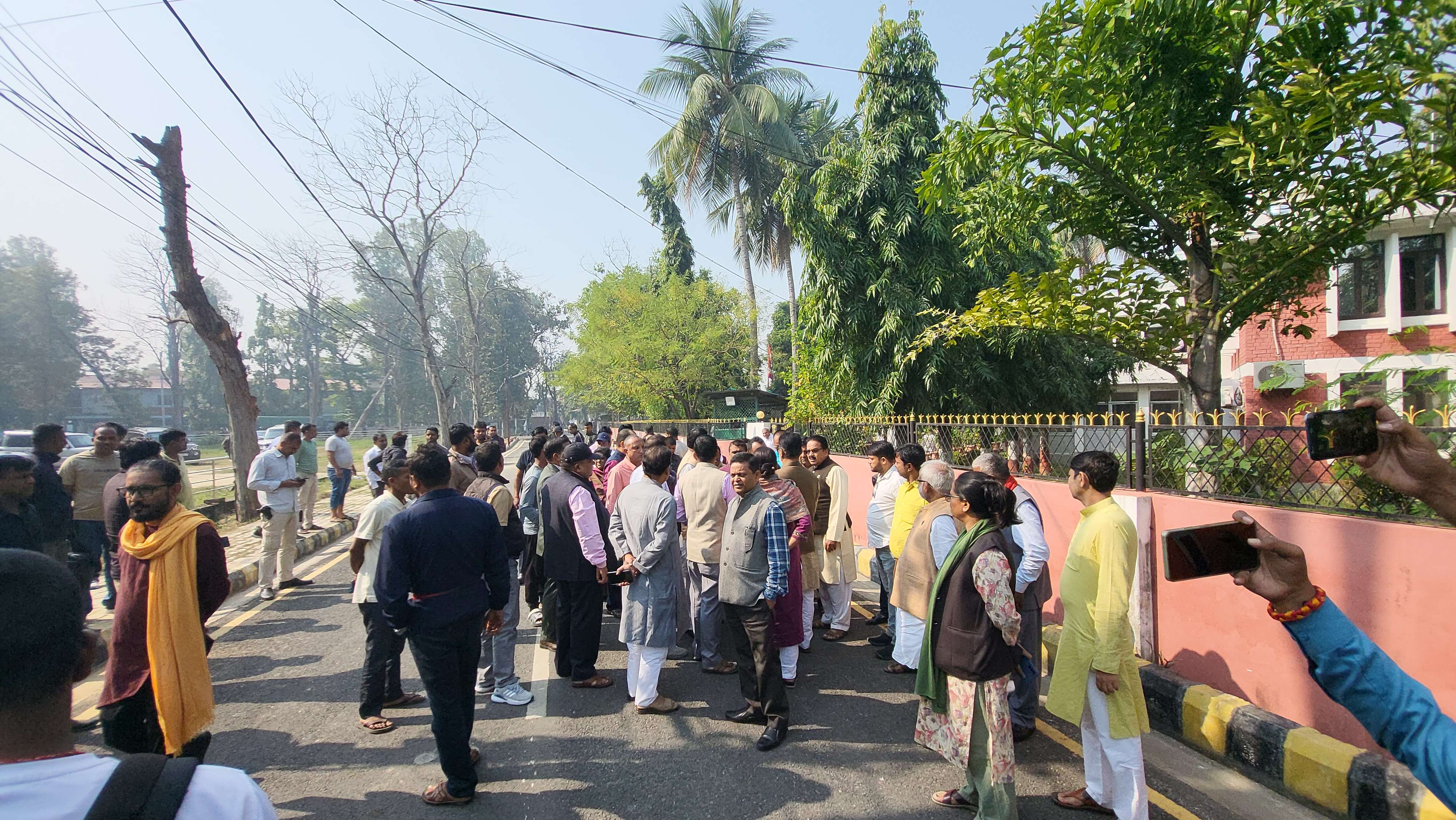 मधेस प्रदेश प्रमुख कार्यालय अगाडि तोडफोड मधेस प्रदेश प्रमुख कार्यालय अगाडि तोडफोड