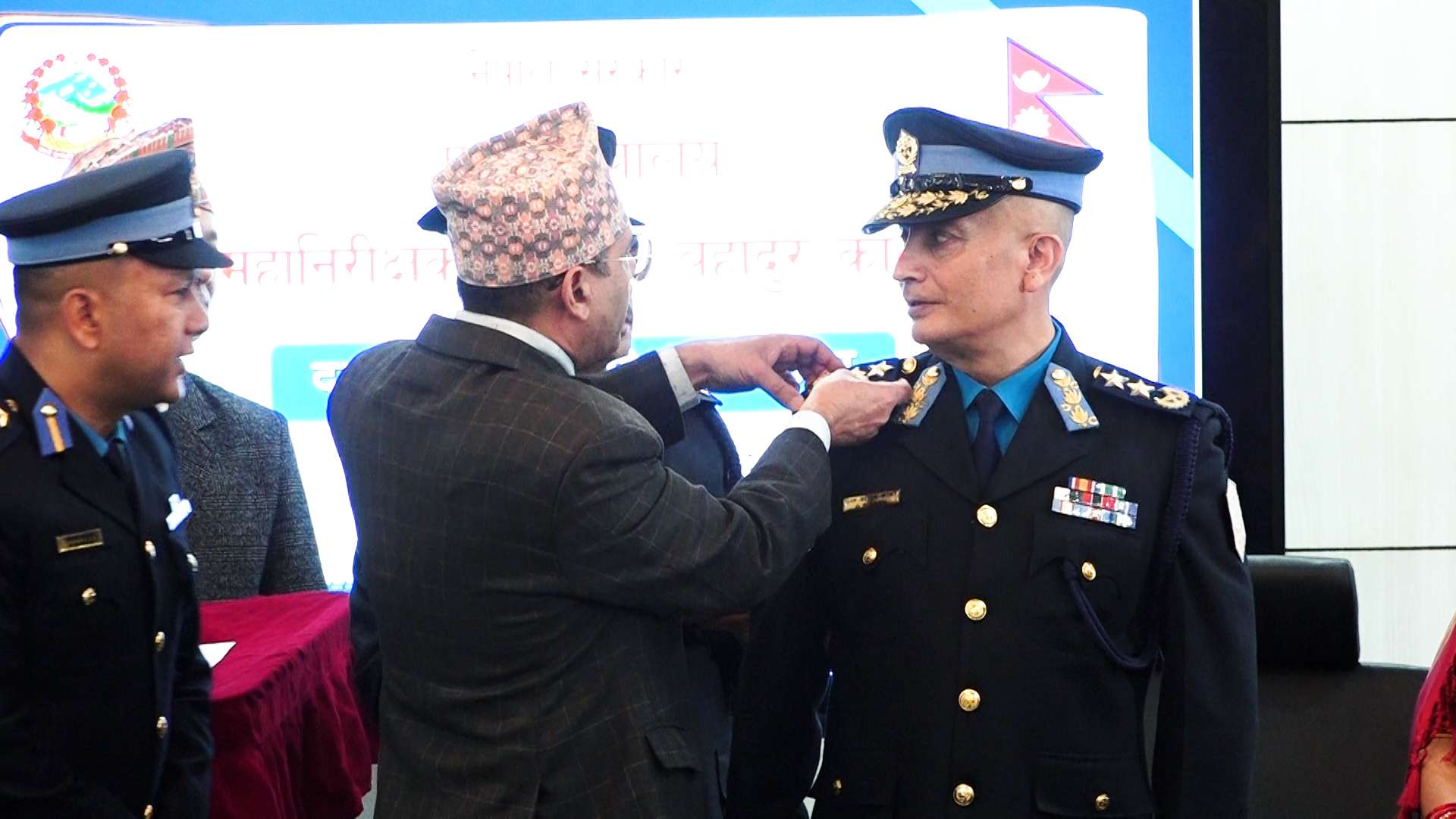 नवनियुक्त प्रहरी महानिरीक्षक दानबहादुर कार्कीलाई दज्र्यानी चिन्ह (फुली) प्रदान नवनियुक्त प्रहरी महानिरीक्षक दानबहादुर कार्कीलाई दज्र्यानी चिन्ह (फुली) प्रदान