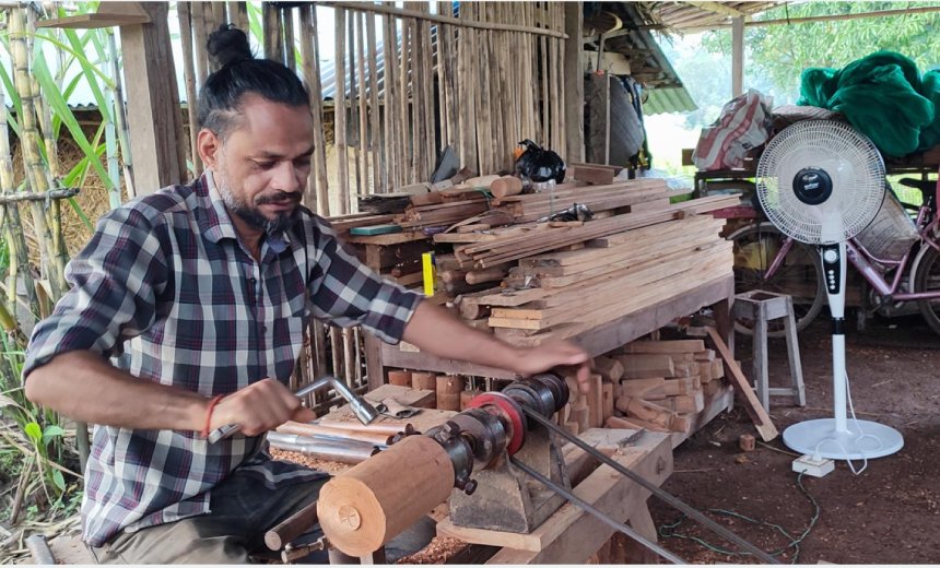 युट्युब हेरेर सिकेको काष्ठकलाबाट मनग्य आम्दानी युट्युब हेरेर सिकेको काष्ठकलाबाट मनग्य आम्दानी
