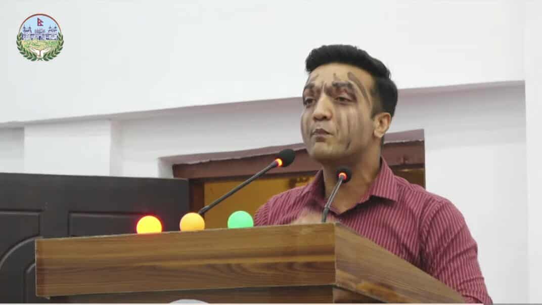 माओवादी सांसदले आफ्नै अनुहारमा मोसो दलेपछि...