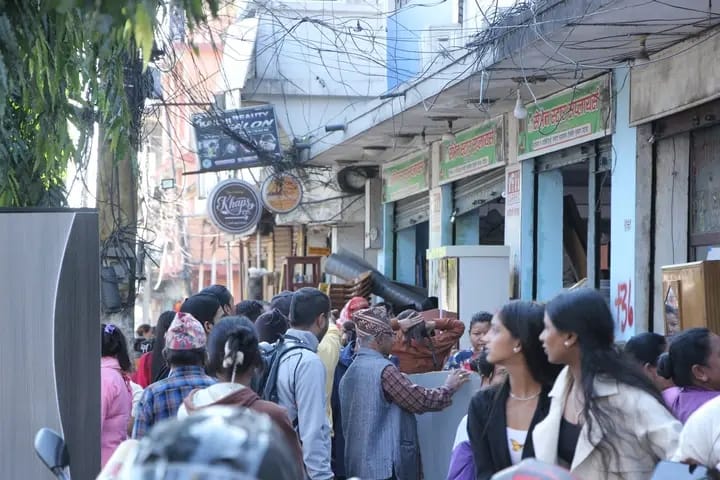 हेटौँडा बजारमा सडक विस्तारको असर : पसलमा ‘सेल’ अफर, ग्राहक झुम्मिए 