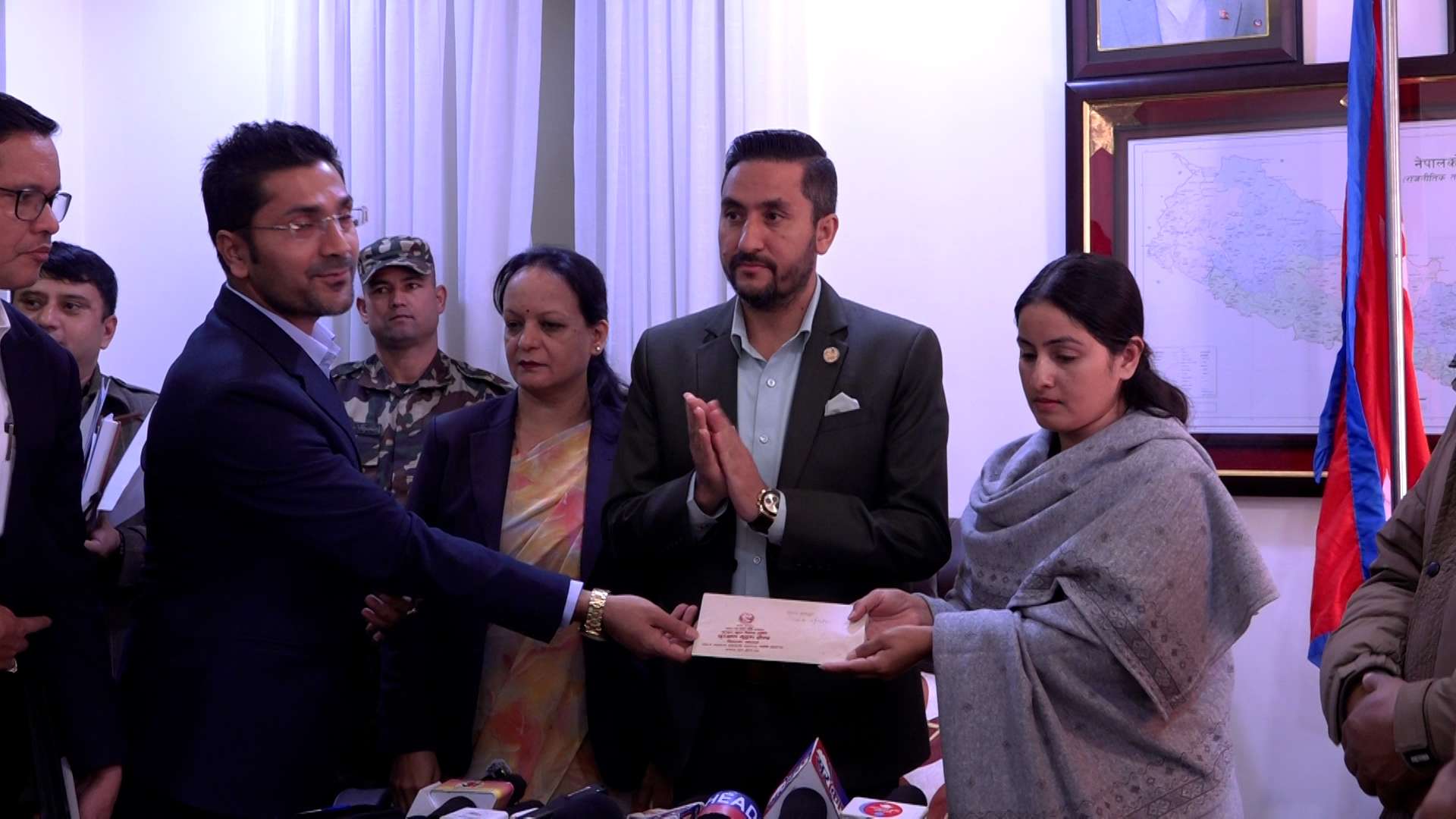 राजावादीहरुको प्रदर्शनमा मृत्यु भएका पत्रकार रजककी श्रीमतीलाई सरकारी जागिर राजावादीहरुको प्रदर्शनमा मृत्यु भएका पत्रकार रजककी श्रीमतीलाई सरकारी जागिर