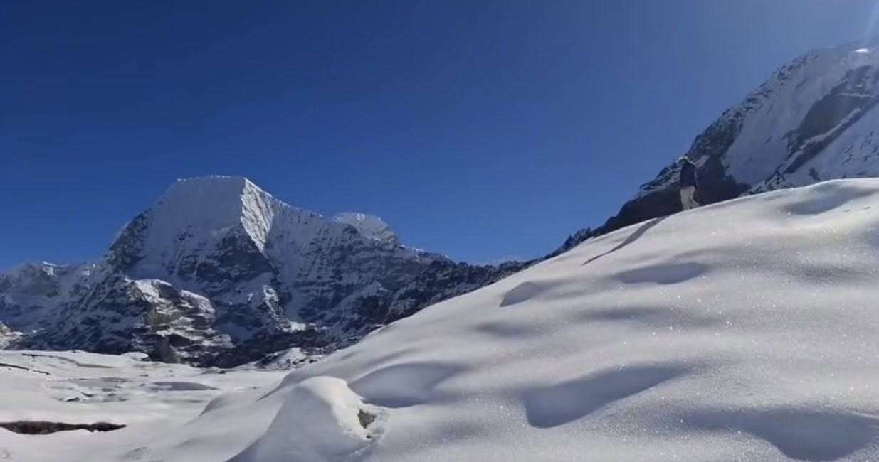 यलुङ रि हिमाल आरोहणमा हराएकाको खोजीकार्य स्थगित, पाँच जना अझै बेपत्ता