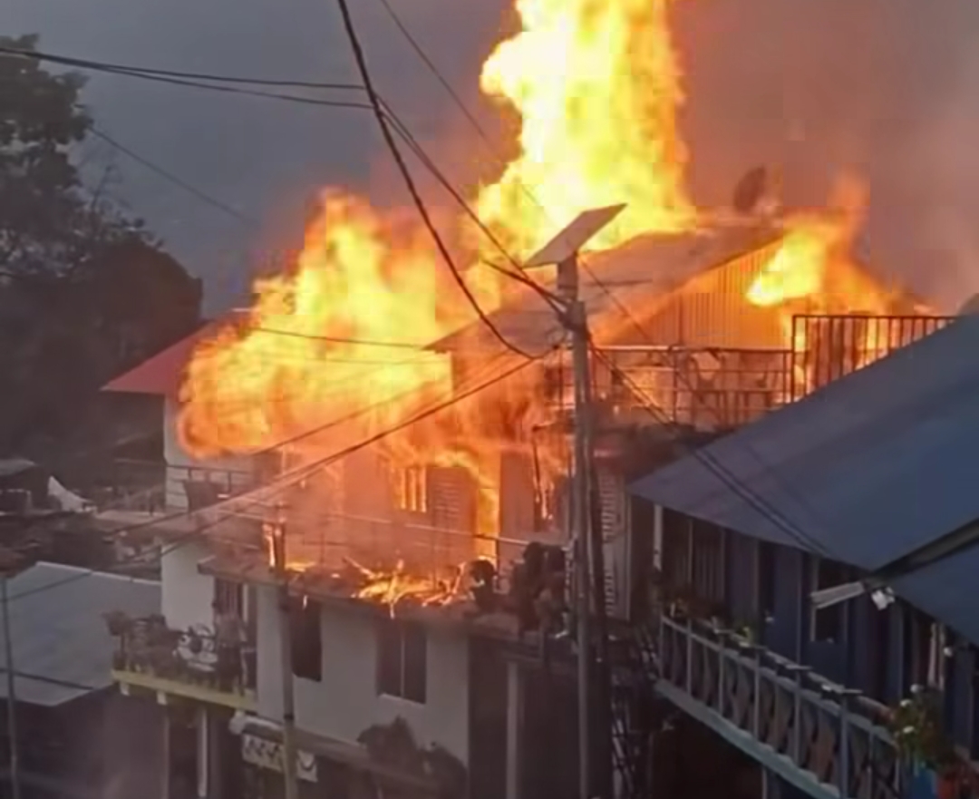 आगलागी हुदा ५० लाखभन्दा बढीको क्षति आगलागी हुदा ५० लाखभन्दा बढीको क्षति