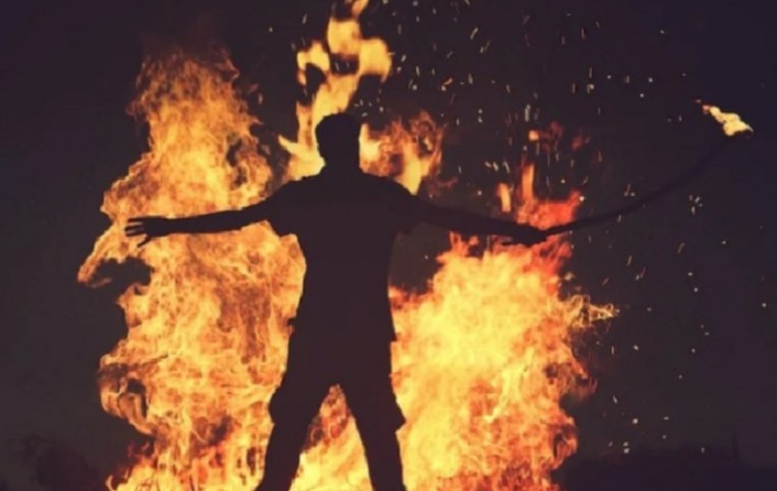 आफ्नै शरीरमा पेट्रोल छर्की आगो लगाएका पुरुषको मृत्यु आफ्नै शरीरमा पेट्रोल छर्की आगो लगाएका पुरुषको मृत्यु