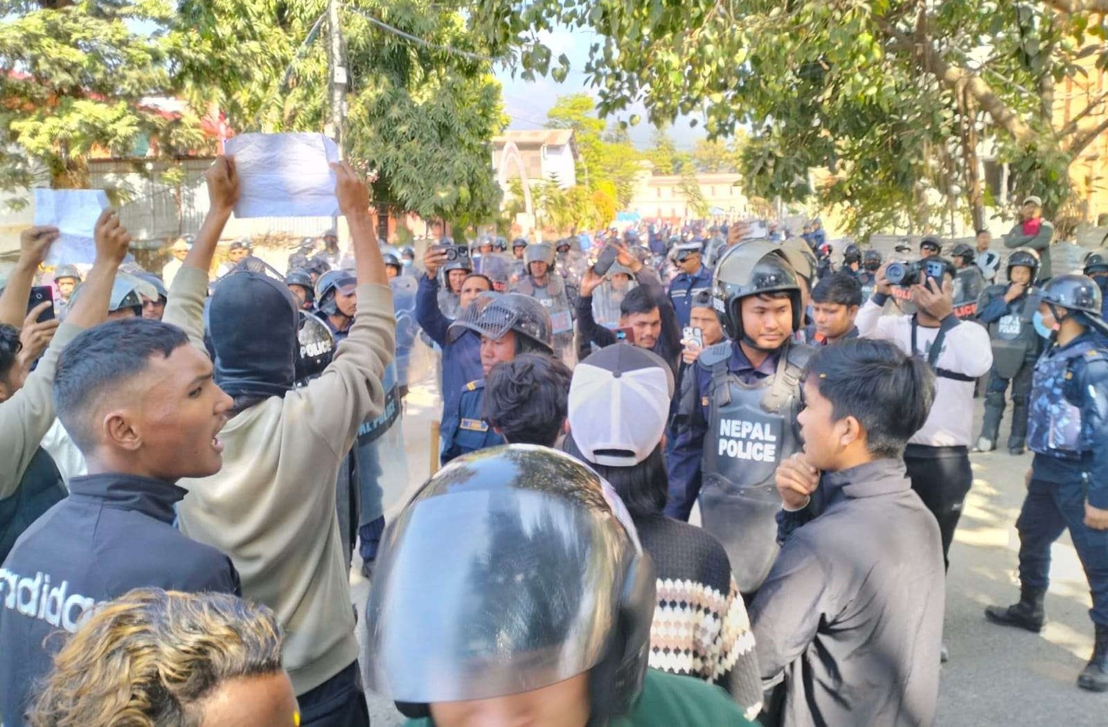 हलभित्र कार्यक्रम, बाहिर महेश बस्नेतविरुद्ध नाराबाजी हलभित्र कार्यक्रम, बाहिर महेश बस्नेतविरुद्ध नाराबाजी