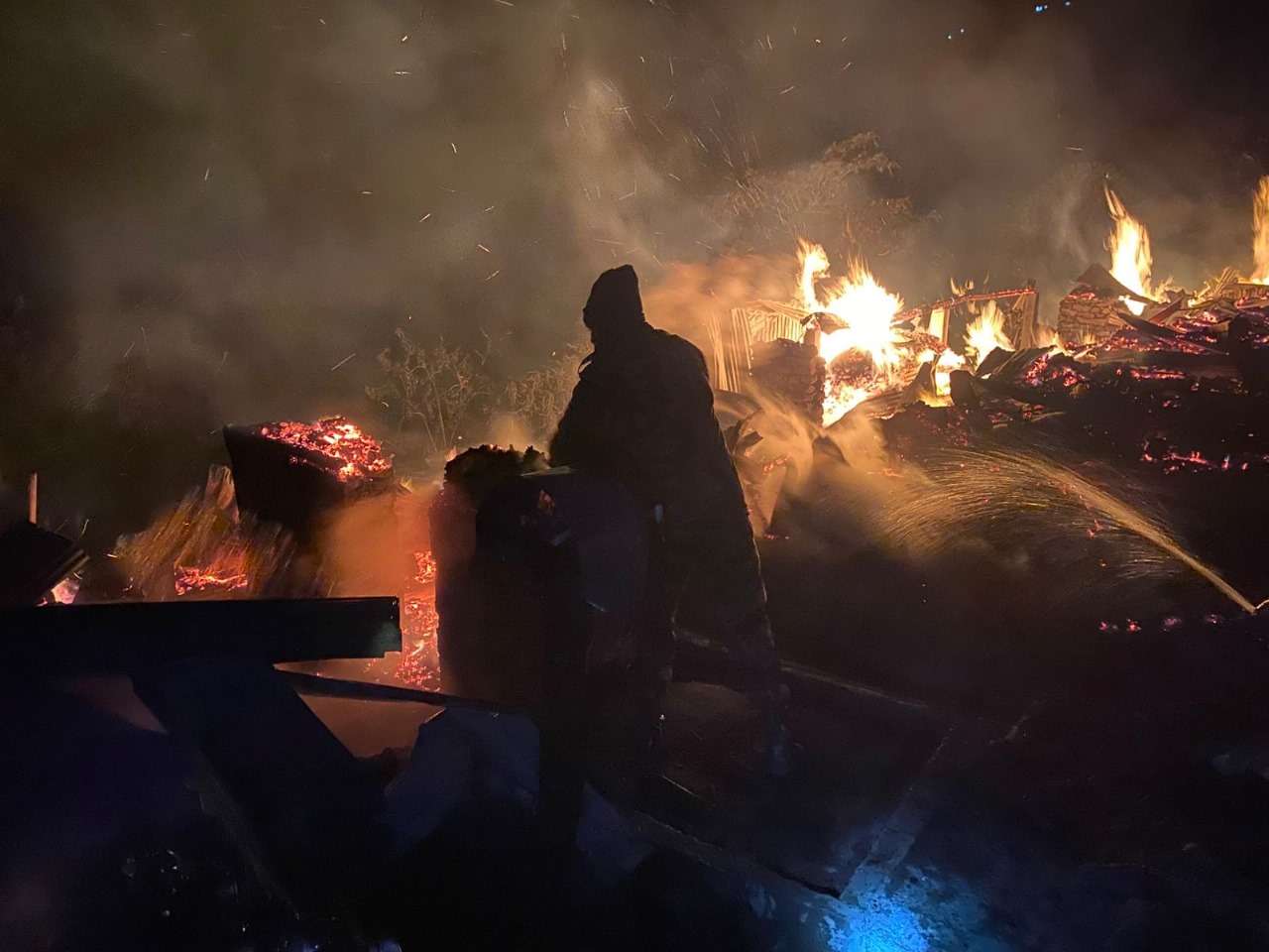 ताप्लेजुङको तेम्बा बजारमा भीषण आगलागीः चार घर पूर्ण रूपमा नष्ट हुँदा करोड बढीको क्षति ताप्लेजुङको तेम्बा बजारमा भीषण आगलागीः चार घर पूर्ण रूपमा नष्ट हुँदा करोड बढीको क्षति