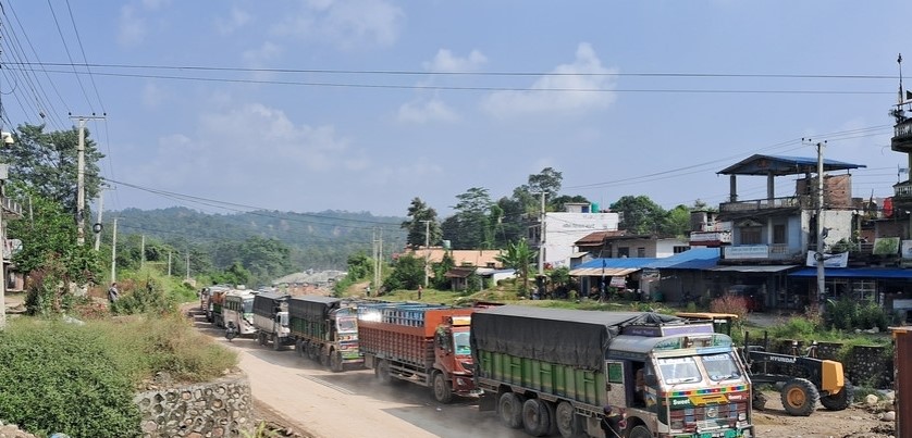 स्काभेटर बिग्रिँदा परासीको दाउन्ने क्षेत्रमा यातायात अवरुद्ध